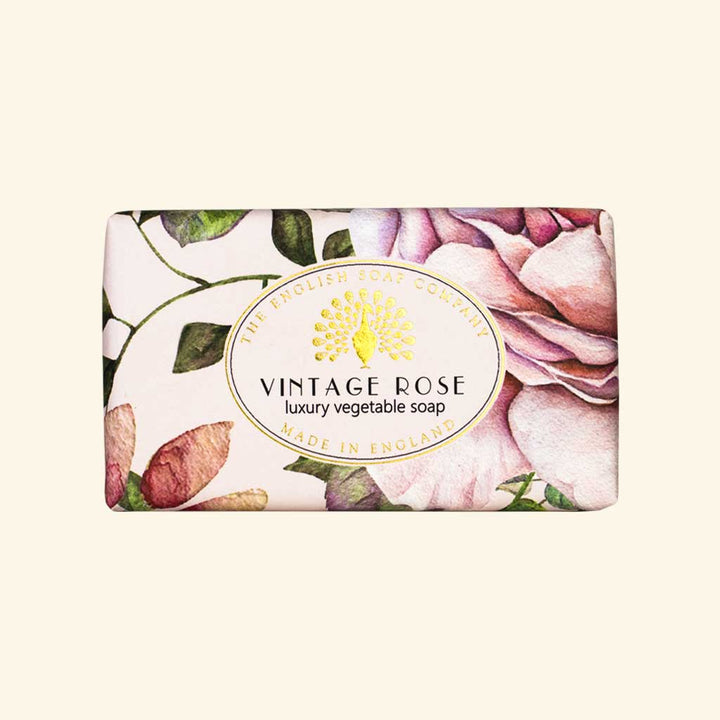 Seife mit großflächigem Rosenmotiv in Rosa- und Lilatönen, Aufschrift „Vintage Rose – luxury vegetable soap“.