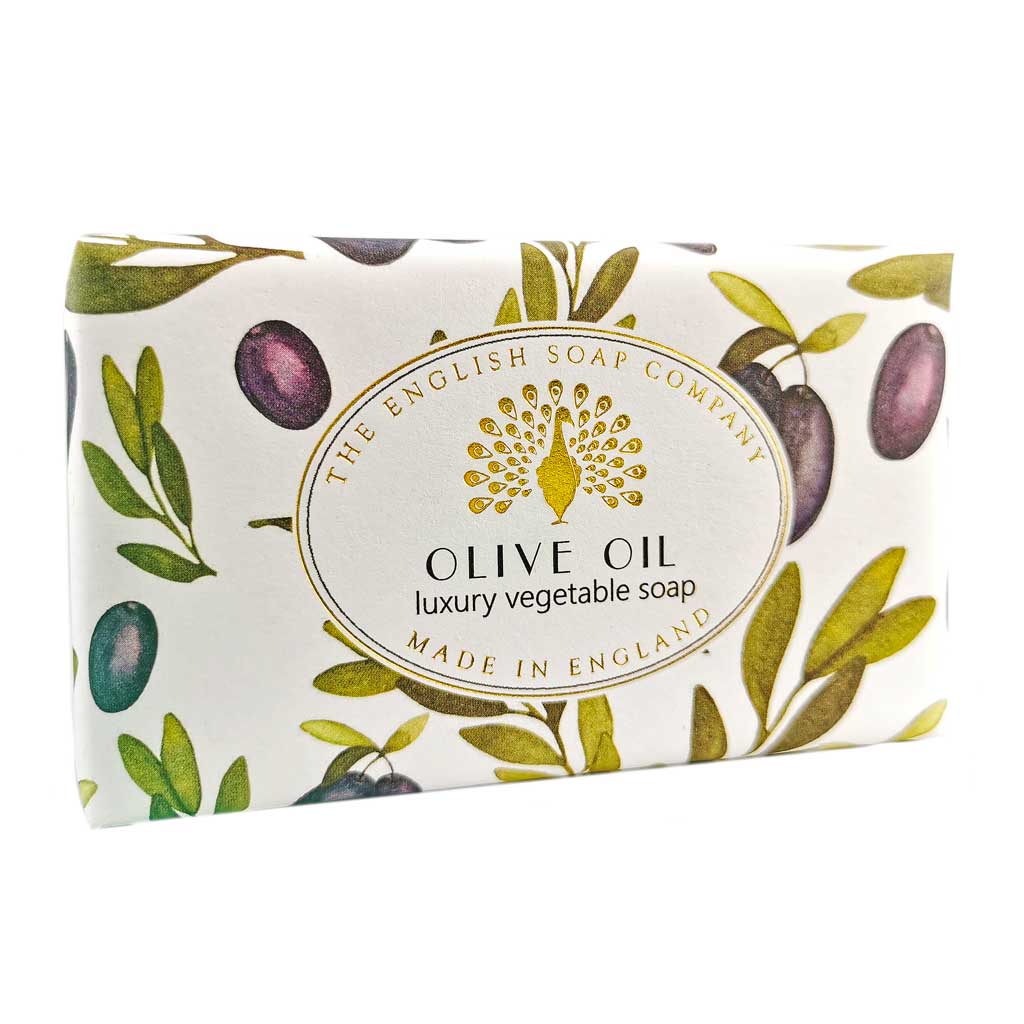 Seife mit Olivenzweigen und violetten Oliven, schräg fotografiert, Aufschrift „Olive Oil – luxury vegetable soap“.