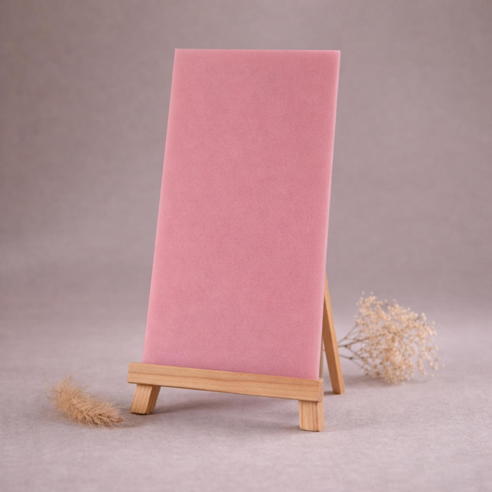 altrosa wachsplatte zur kerzengestaltung auf kleiner holzstaffelei vor beigem hintergrund