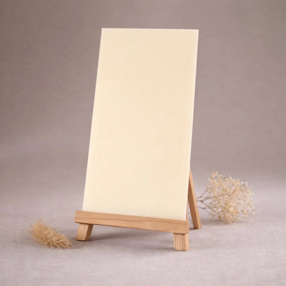 cremefarbene wachsplatte auf holzstaffelei vor beigem hintergrund