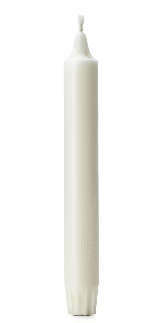 Weiße Kronkerze aus Stearin mit abgeflachter Krone und Docht, freigestellt auf weißem Hintergrund.