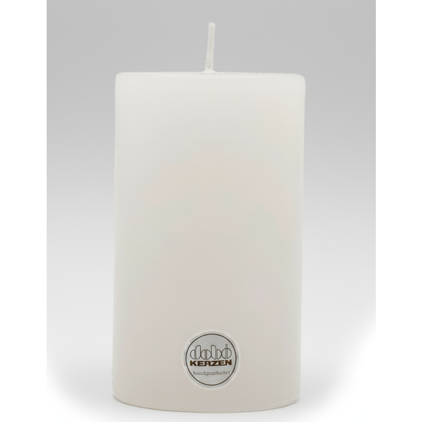 Weiße Stumpenkerze aus Wachs, handgearbeitet und hochwertig gegossen, hergestellt von DOBO Kerzen.

